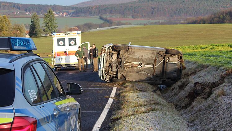 Der VW Golf blieb nach seiner Schleuderfahrt zwischen Bramberg und Hohnhausen auf der Beifahrerseite neben der Fahrbahn liegen.Eckehard Kiesewetter