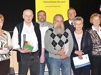 Für langjährige Treue zum Ortsverband wurden diese Mitglieder geehrt. Mit im Bild der stellvertretende Landesvorsitzende Hellmut Ott (Fünfter von rechts), Heinz Hausmann (rechts), Anja Schmidt (Dritte von rechts) und Kreisfrauenbeauftragte Gisela Mertens (links). Fotos: Karl-Heinz Hofmann