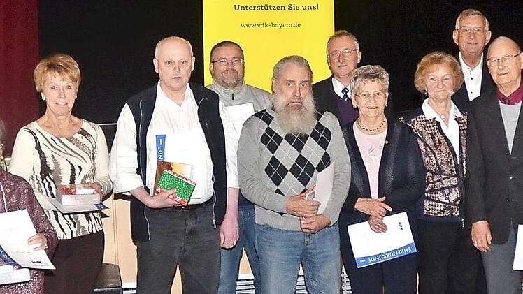 Für langjährige Treue zum Ortsverband wurden diese Mitglieder geehrt. Mit im Bild der stellvertretende Landesvorsitzende Hellmut Ott (Fünfter von rechts), Heinz Hausmann (rechts), Anja Schmidt (Dritte von rechts) und Kreisfrauenbeauftragte Gisela Mertens (links). Fotos: Karl-Heinz Hofmann
