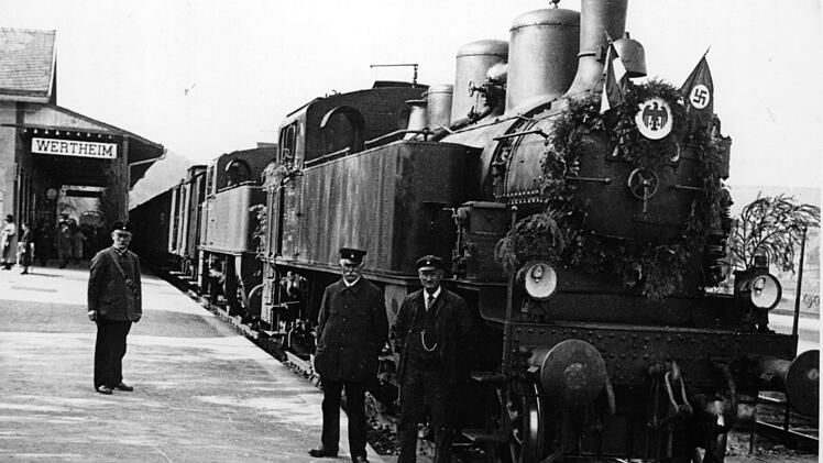 Eine Dampflok vor ihrem Start am Wertheimer Bahnhof im Jahre 1933. Foto: B&uuml;ttner