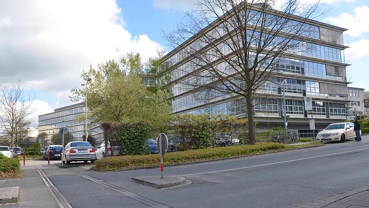 Ein stillgelegtes Gleis am Schaeffler-Gebäude  erinnert an   frühere Zeiten mit der Bahn.  Nach Herzogenaurach  könnte künftig aber doch auch eine S-Bahn fahren, meint die CSU, Und fordert ein Gutachten. Bernhard Panzer
