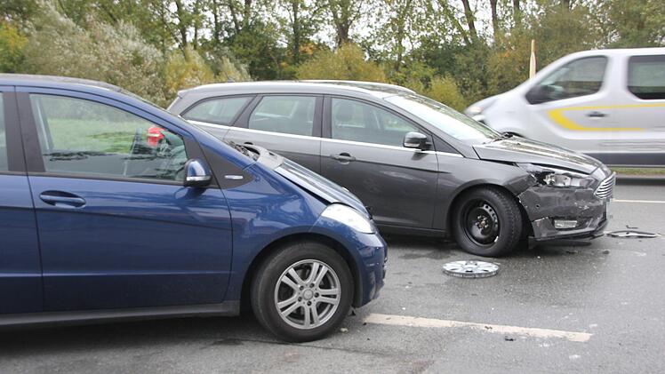 Der Verkehr floss halbseitig am Unfallgeschehen vorbei. Foto: Andreas Schmitt
