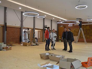 Noch sieht die ehemalige Schwimmhalle nicht so aus, doch am Freitag wird sie eine Festhalle sein, wenn das neue Kulturzentrum in Witzmannsberg eröffnet wird. Rainer Lutz