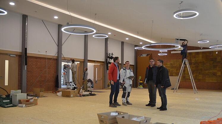 Noch sieht die ehemalige Schwimmhalle nicht so aus, doch am Freitag wird sie eine Festhalle sein, wenn das neue Kulturzentrum in Witzmannsberg eröffnet wird. Rainer Lutz