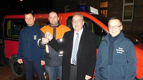 Freuen sich über das neue Auto (von links): Kreisbrandmeister Thomas Hoffmann, Kommandant Martin Hofknecht, Bürgermeister Harald Hübner und Vorsitzender Rainer Strobel. Foto: Horst Wunner