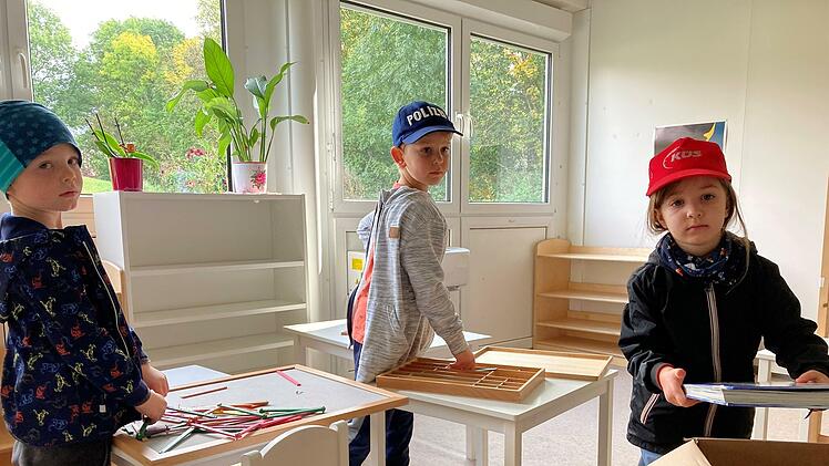 Die letzten Kisten und Kartons müssen gepackt werden.