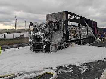 A93 bei Trogen: Lkw-Brand führt zu starker Rauchentwicklung - Autobahn voll gesperrt
