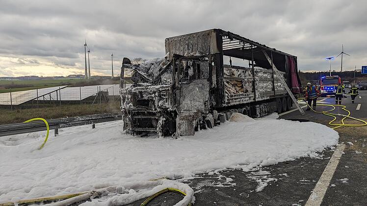 A93 bei Trogen: Lkw-Brand führt zu starker Rauchentwicklung - Autobahn voll gesperrt