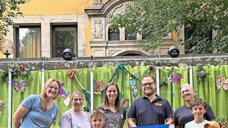 Bei der Spendenübergabe (v. l.): Laura Bernhard (Elternbeirat), Andrea Nögel (Förderverein), Franz Polster (Spendenläufer), Andrea Wirth (Elternbeirat), Lukas Hänsch (ASB), Nicole Neudecker (ASB) und Benedikt Eckl (Spendenläufer).