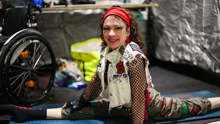 Querschnittsgel&auml;hmte Akrobatin Pan