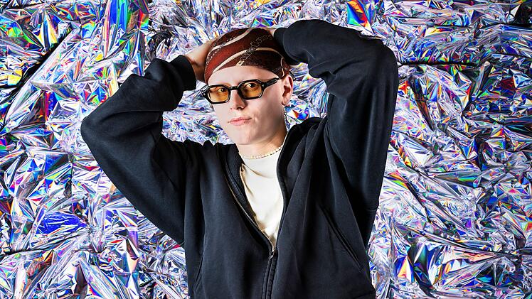 Der 23-j&auml;hrige Brillentr&auml;ger Bela aus Berlin erz&auml;hlt zu modernen Beats in "Herz" von Liebe, Selbstzweifeln und dem Mut, N&auml;he zuzulassen. Ein leichter Song, der eher gerappt als gesungen ist und auf den Authentizit&auml;tsfaktor setzt.