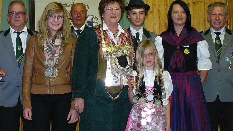 Gleich drei neue Majestätinnen in Stadtsteinach: Als neue Schützenkönigin grüßt Gabriele Schübel, Patricia Roloff ist neue Jungschützenkönigin und Clarissa Batzer holte sich die Würde der Stadtkönigin. Unser Bild zeigt (von links) Ersten Schützenmeister Reinhard Kraus, Stadtkönigin Clarissa Batzer, Sportleiter Josef Heiß, Schützenkönigin Gabriele Schübel, den scheidenden Jungkönig 2012 Manuel Schnitzler, die neue Jungschützenkönigin Patricia Roloff, die scheidende Hauptkönigin Simone Bauer un...