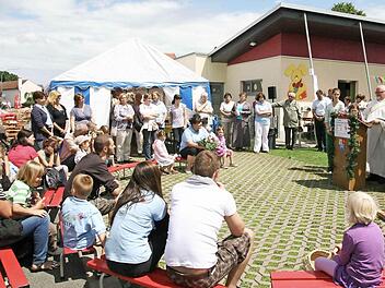 Einer von vielen "kirchlichen" Kindergärten unserer Heimat ist die Tagesstätte St. Anna in Pettstadt (hier ein Foto von der Einweihung im vorigen Jahr). Bezüglich der Kosten gibt es kaum zwei Kindergärten, in denen absolut gleiche Bedingungen herrschen.  Foto: Werner Baier/Archiv