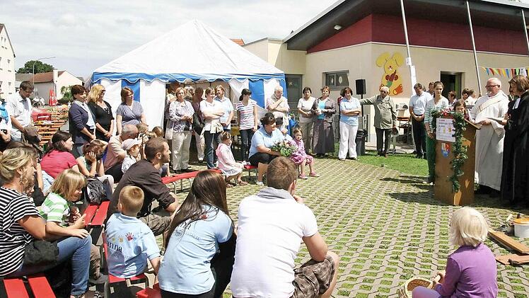 Einer von vielen "kirchlichen" Kindergärten unserer Heimat ist die Tagesstätte St. Anna in Pettstadt (hier ein Foto von der Einweihung im vorigen Jahr). Bezüglich der Kosten gibt es kaum zwei Kindergärten, in denen absolut gleiche Bedingungen herrschen.  Foto: Werner Baier/Archiv