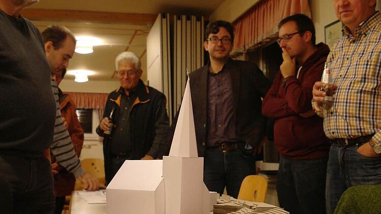 Architekt Friedrich Staib (3.v.r.) erklärt seine Entwürfe zum Rück- und Neubau der Mottener Kirche.  Foto: Stephanie Elm
