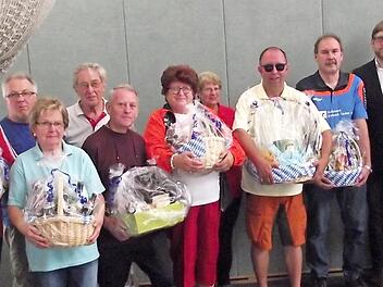 Die Vertreter der teilnehmerst&auml;rksten Wandergruppen wurden ausgezeichnet. Rechts Zweiter B&uuml;rgermeister Michael Bohl und Wanderwart Heinz H&uuml;bner Foto: Dieter Wolf