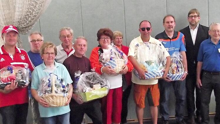 Die Vertreter der teilnehmerst&auml;rksten Wandergruppen wurden ausgezeichnet. Rechts Zweiter B&uuml;rgermeister Michael Bohl und Wanderwart Heinz H&uuml;bner Foto: Dieter Wolf