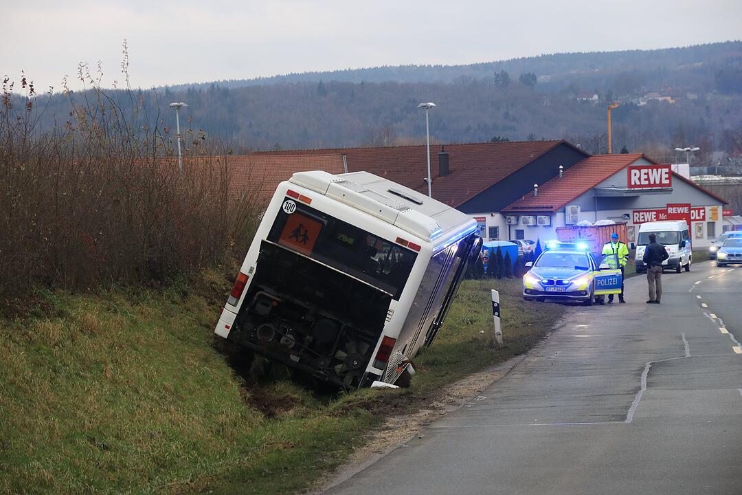 Oberfranken: Schulbus kommt von Straße ab