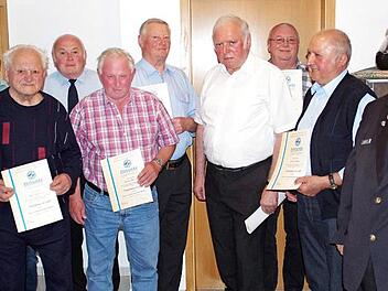 Der BKV-Kreisvorsitzende, Roland Leicht (r.), und der Vorsitzende der Soldatenkameradschaft Wolfsdorf, Thomas Hümmer (l.), freuten sich mit Klaus Dinkel, Max Zipfel sen., Theo Babel, Heinz Meixner, Jakob Aigner, Oswald Heller sowie Georg Aigner über deren Treue zum Verein.  Foto: privat