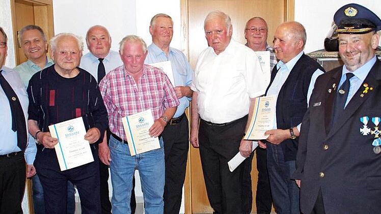 Der BKV-Kreisvorsitzende, Roland Leicht (r.), und der Vorsitzende der Soldatenkameradschaft Wolfsdorf, Thomas Hümmer (l.), freuten sich mit Klaus Dinkel, Max Zipfel sen., Theo Babel, Heinz Meixner, Jakob Aigner, Oswald Heller sowie Georg Aigner über deren Treue zum Verein.  Foto: privat