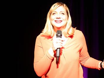 Mit ihrem Soloprogramm "Mädelsabend - jetzt auch für Männer" bestach Mirja Regensburg vor vollem Haus in der Rathaushalle in Haßfurt.  Christiane Reuther