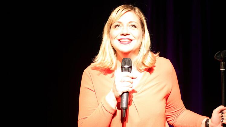 Mit ihrem Soloprogramm "Mädelsabend - jetzt auch für Männer" bestach Mirja Regensburg vor vollem Haus in der Rathaushalle in Haßfurt.  Christiane Reuther