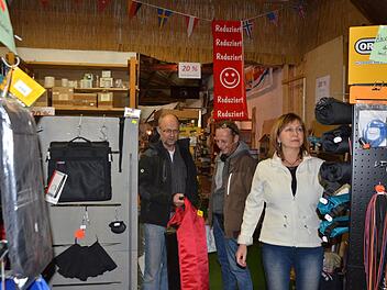 Der Ausverkauf im Campingbahnhof dauert noch spätestens bis Weihnachten an: Dietmar (links) und Brigitte Marscholik mit einem Kunden.  Fotos: Bernhard Panzer