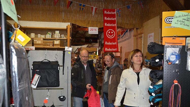 Der Ausverkauf im Campingbahnhof dauert noch spätestens bis Weihnachten an: Dietmar (links) und Brigitte Marscholik mit einem Kunden.  Fotos: Bernhard Panzer
