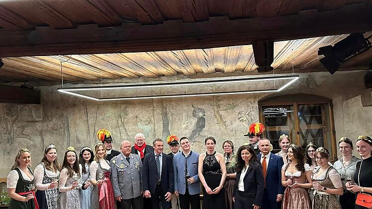 Sommerhausen kr&ouml;nt ersten Weinprinzen - B&uuml;rgermeister erkl&auml;rt Neuheit bei Tradition