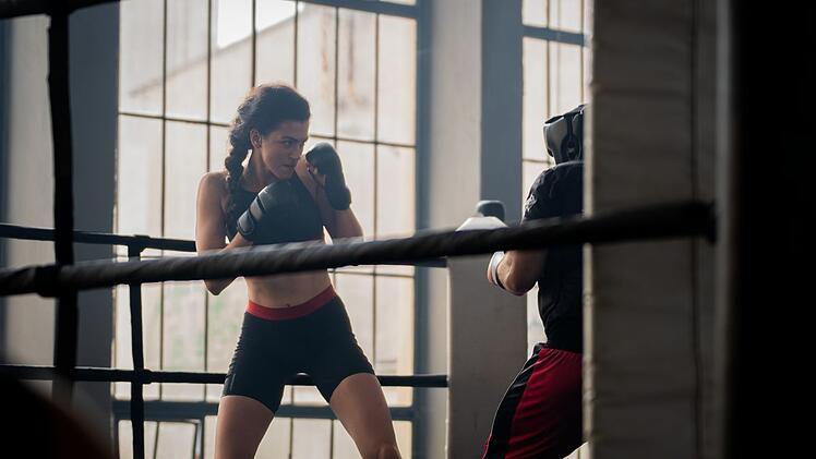 Louna Loris (Anna Bardavelidze) bereitet sich im Boxring mit ihrem Bruder Samuel Loris (Walid Al-Atiyat) auf die Bewerbung als neue Bodyguard bei den Dardennes vor. Kann sie den Millionenerben von sich überzeugen?
