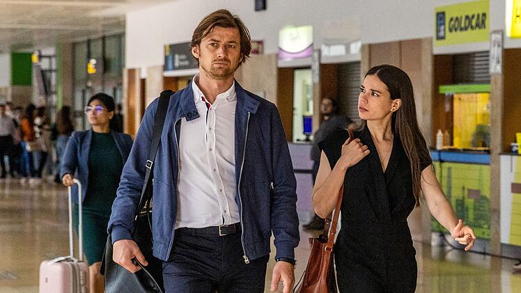 In der Auftaktfolge geht es um den Tod eines jungen britischen Barkeepers. Anwältin Mariona Cabell (Laia Costa) holt ihren Boss Fabian Hartmann (Philipp Boos) am Flughafen ab, auch um über Jays Tod zu sprechen.