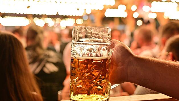 Sobald das erste Fass offiziell angestochen ist, flie&szlig;t das Bier.