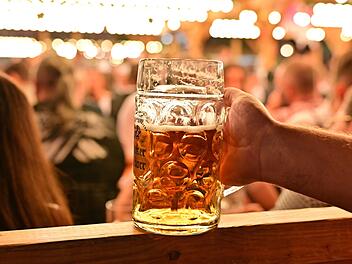 Sobald das erste Fass offiziell angestochen ist, fließt das Bier.