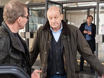 Kein "Wilsberg"-Film ohne Hahnenkampf zwischen Kommissar Overbeck (Roland Jankowsky, links) und dem Privatdetektiv (Leonard Lansink, Mitte). Da kann Ekki (Oliver Korittke) nur staunend zusehen.