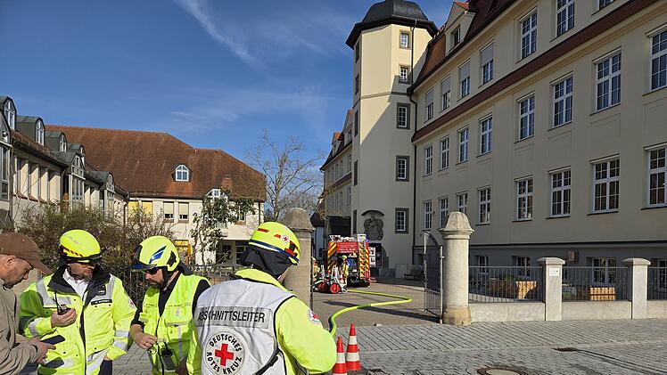 Neustadt/Aisch: F&uuml;r Tiktok-Challenge? Unbekannter z&uuml;ndet Schul-Klo an