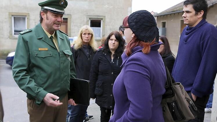 Christina Plank (vorne), Organisatorin der Mahnwache, im Gespräch mit Höchstadts Polizeichef Jürgen Schmeißer. Es lief friedlich ab. Foto: Barbara Herbst