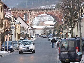 Blick in die Schweinfurter Straße, das Zentrum von Euerdorf. Der Gemeinderat muss beschließen, ob es im Markt künftig einen hauptamtlichen oder weiterhin einen nebenberuflichen Bürgermeister gibt. Foto: Gerd Schaar