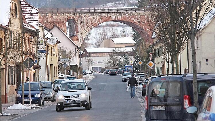 Blick in die Schweinfurter Straße, das Zentrum von Euerdorf. Der Gemeinderat muss beschließen, ob es im Markt künftig einen hauptamtlichen oder weiterhin einen nebenberuflichen Bürgermeister gibt. Foto: Gerd Schaar