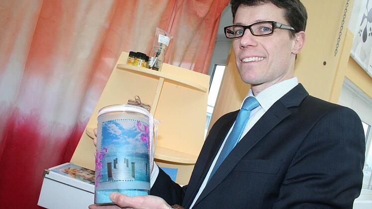 Florian Hawranek mit der neueste Produktidee: Ein Verfahren zur individuellen Gestaltung von Fotogeschenken - z.B. auf Glasbehältern.