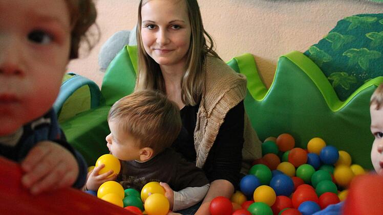 Ganz egal ob Ballbecken oder Türmchen bauen: Lena Sacher hat Spaß mit den Kindern. Fotos: Martin Kreklau