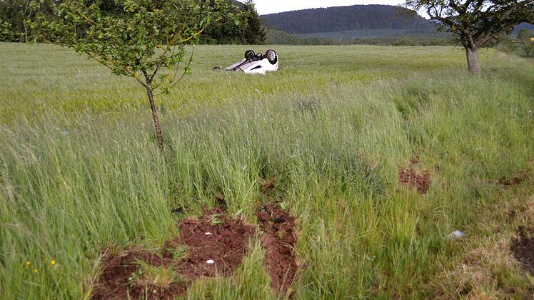 Das Auto ist tief ins Feld geschleudert.