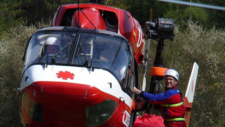 Jedes Jahr wird die Ausbildung für die Luftrettung wiederholt. Hier geht Thomas Gremer ...