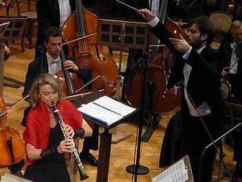 Sabine Meyer spielte vier bearbeitete Einlagearien von Mozart mit dem NSOPR und Lukasz Borowicz.