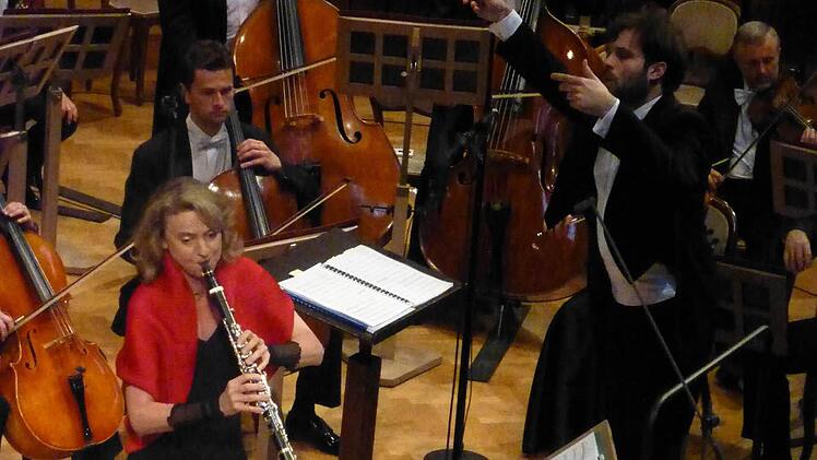 Sabine Meyer spielte vier bearbeitete Einlagearien von Mozart mit dem NSOPR und Lukasz Borowicz.