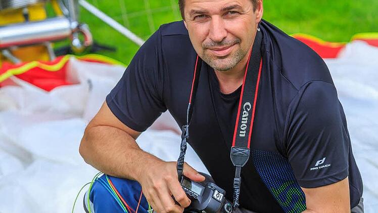 Die Luftbildfotografie ist eine Leidenschaft, die Ingo Bäuerlein gepackt hat. Das Bild zeigt den 42-Jährigen vor seinem Fluggerät.  Foto: p