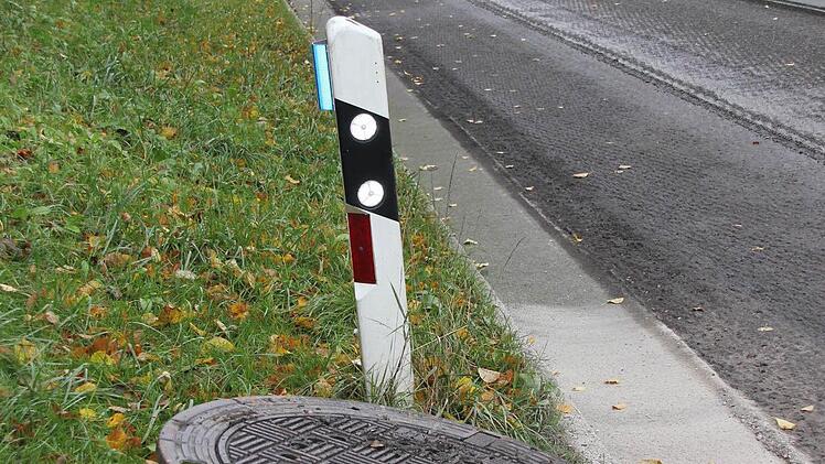 Die Kanaldeckel werden während der Fräsarbeiten aus der Straße gebracht und am Rand gelagert.  Foto: Friedwald Schedel