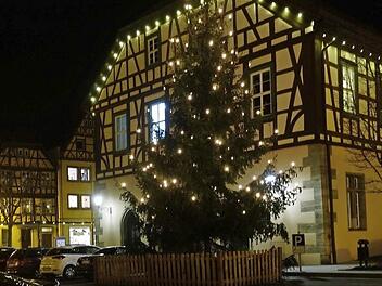 Vor Weihnachten gab es im Rathaus einen Lichtblick in der Schuldenentwicklung. Die Schulden verringern sich 2015 um rund 1,4 Millionen Euro, teilt die Kämmerei mit. Foto: Heike Beudert