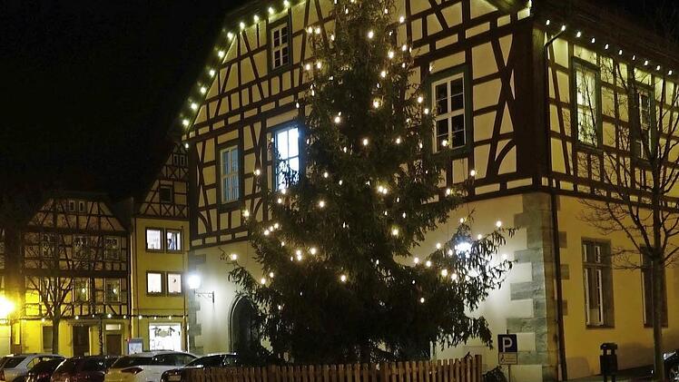 Vor Weihnachten gab es im Rathaus einen Lichtblick in der Schuldenentwicklung. Die Schulden verringern sich 2015 um rund 1,4 Millionen Euro, teilt die Kämmerei mit. Foto: Heike Beudert