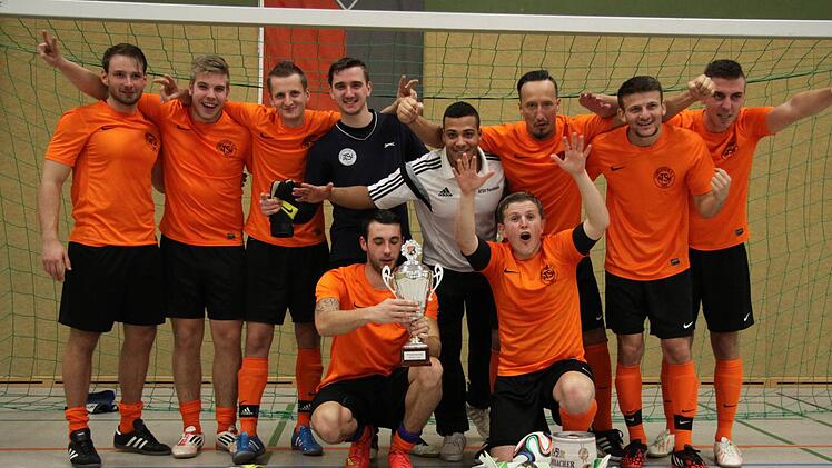 Da ist das Ding: Die Spieler des ATSV Forchheim posieren mit der Trophäe, die sie für ihren Sieg bei der neunten Auflage des Gloria Cups des SV Weilersbach bekamen.