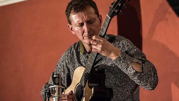 Der Gitarrist Thomas Schaller gastierte in der Reihe "Cultur im Contakt" in Coburg. Foto: Jochen Berger